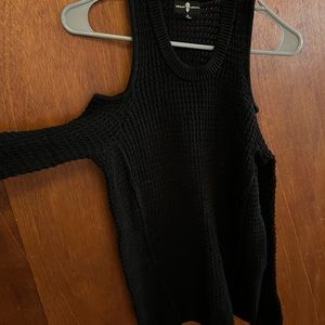 Shoulderless sweater